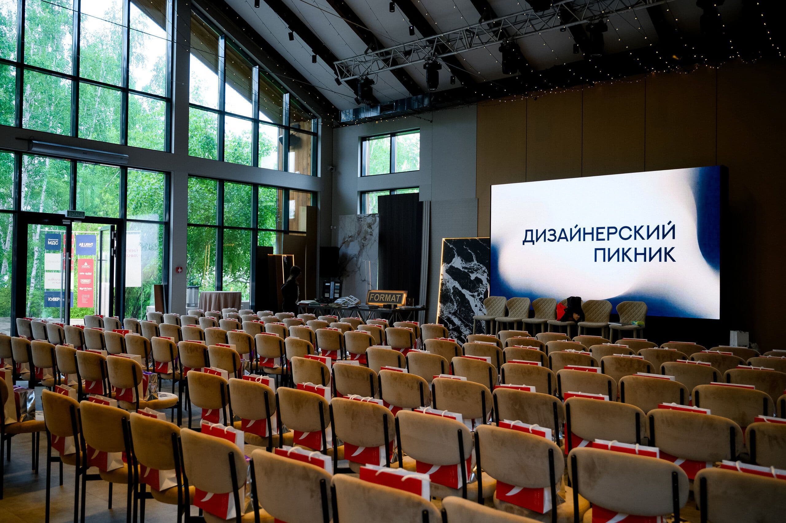 Зал Дизайнерского пикника AE Light в Иркутске перед началом